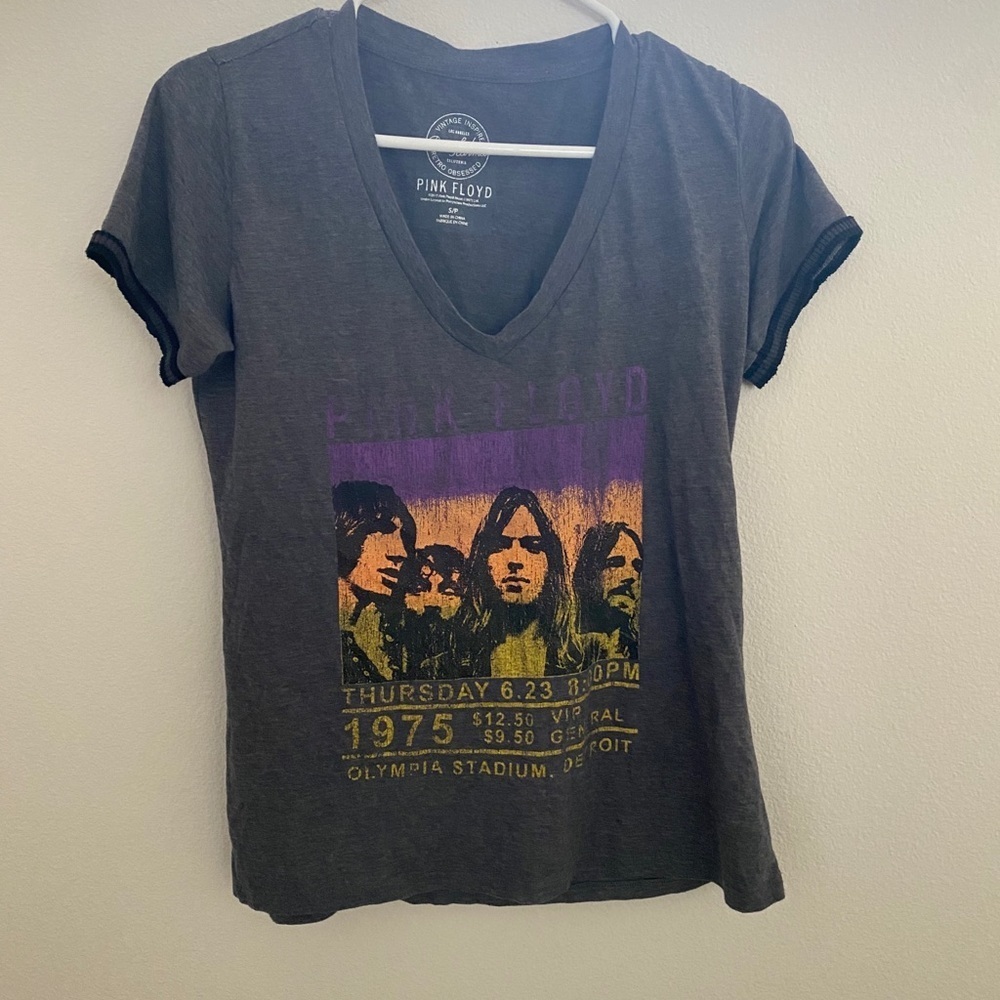 Recycled karma Pink Floyd 1975 v neck tee S